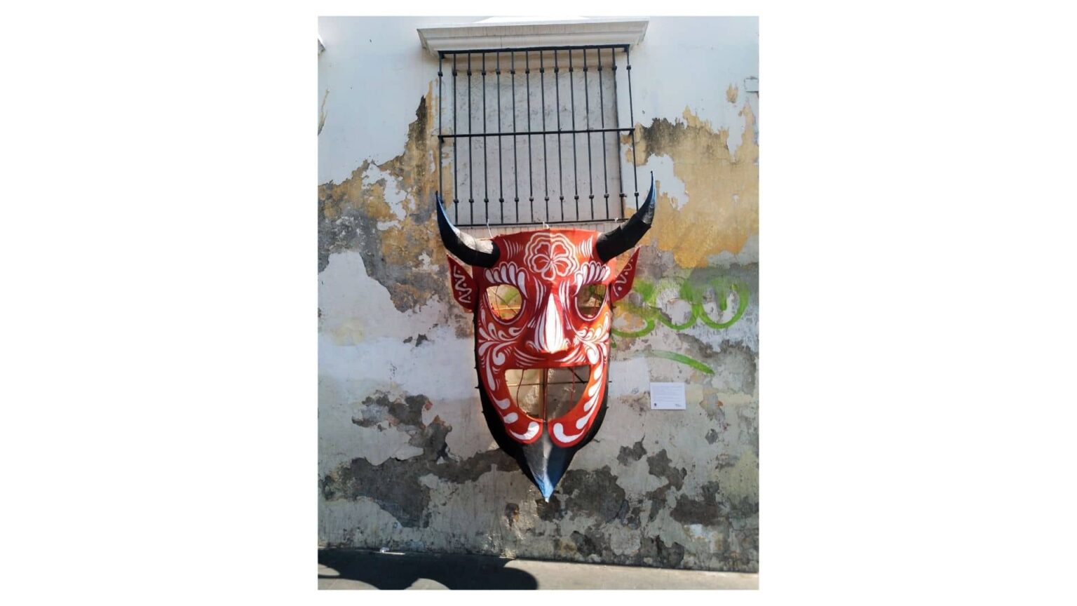 galerie photos voyage Mexique , masque décoratif dans une rue de Cuernavaca