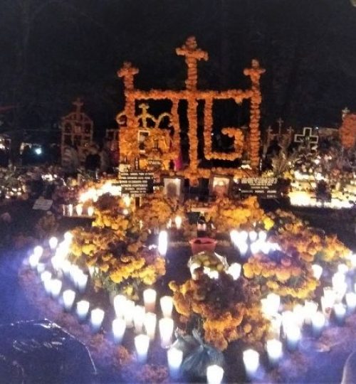 bougies et décorations florales abondes sur les tombes le 1er novembre au Mexique